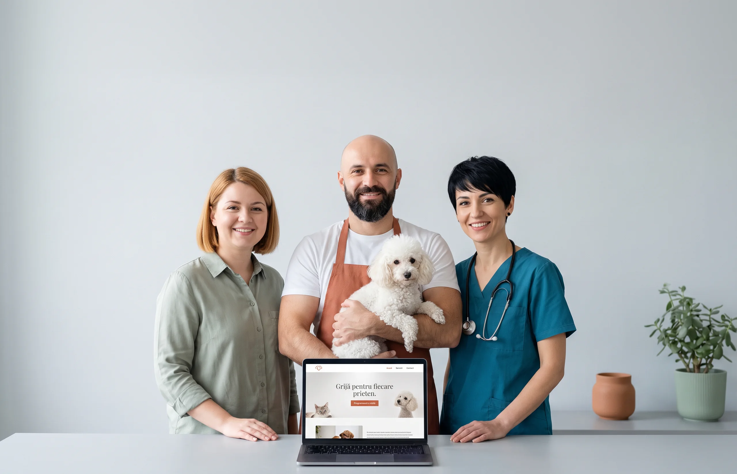 O administratoare de hotel pentru animale, un groomer cu barbă și o veterinară cu păr scurt, împreună în fața unui perete deschis.